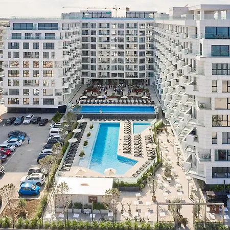 Manhattan In Infinity Pools And Parking * Năvodari